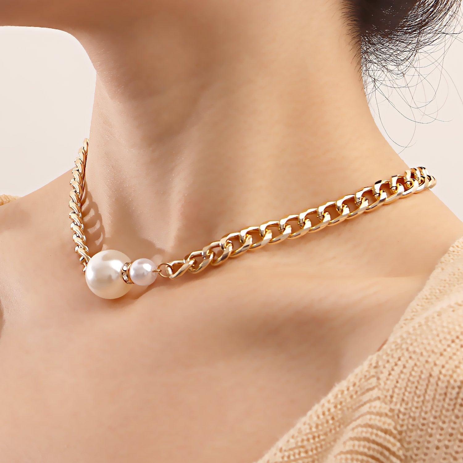 Round Pearl Pendant Chocker Necklace
