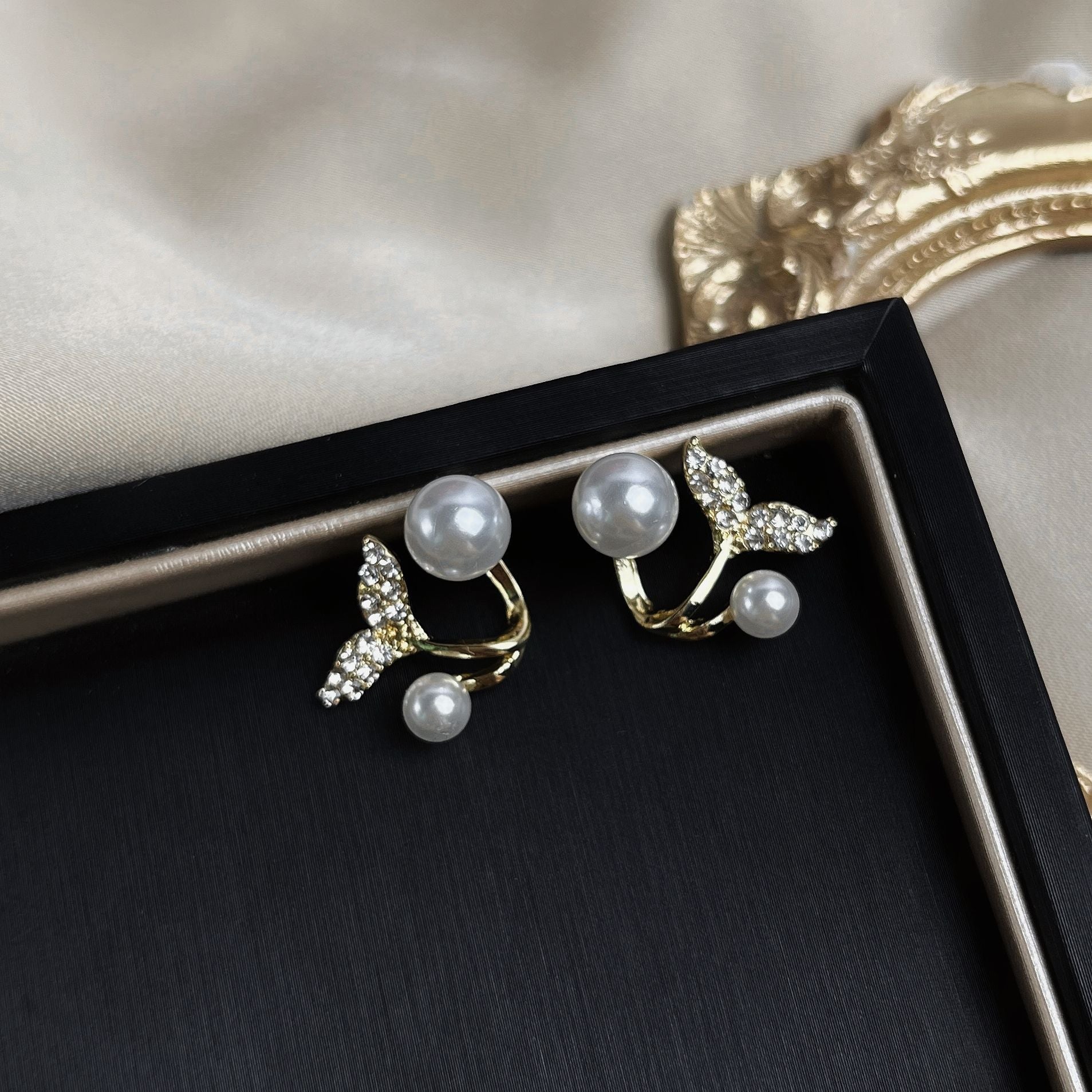 Rhinestone Fishtail Pearl Stud Earrings