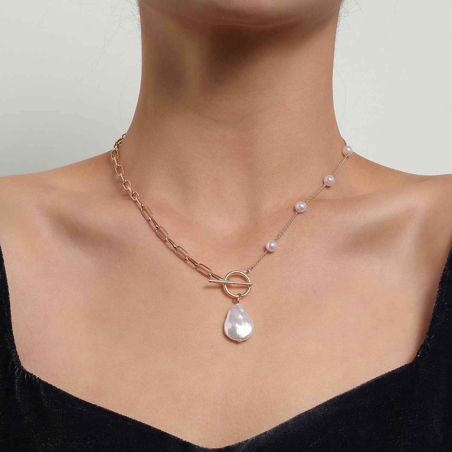 Vintage Pearl Round Bead Necklace Womens