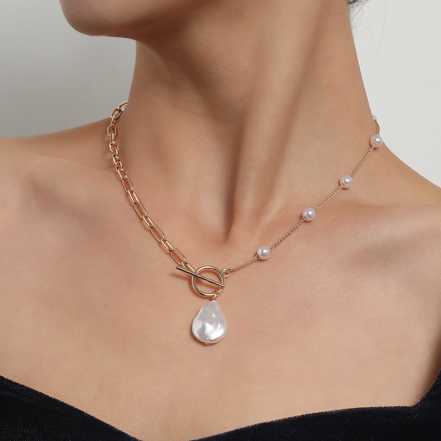 Vintage Pearl Round Bead Necklace Womens
