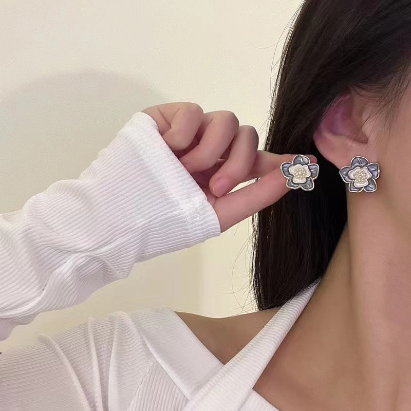 Gray Petal Daisy Earring